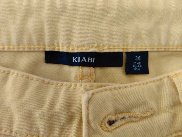 Short jaune - photo numéro 3