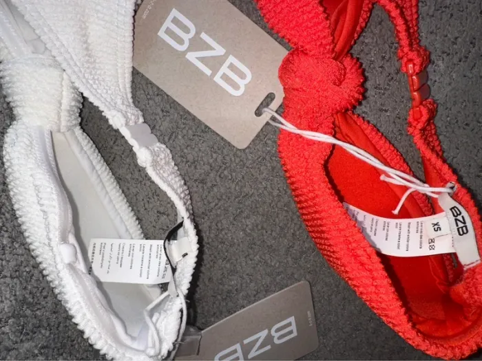 Lot de 2 hauts de maillots de bain bandeau éponge bretelles amovibles corail et blanc Bizzbee neuf - photo numéro 3