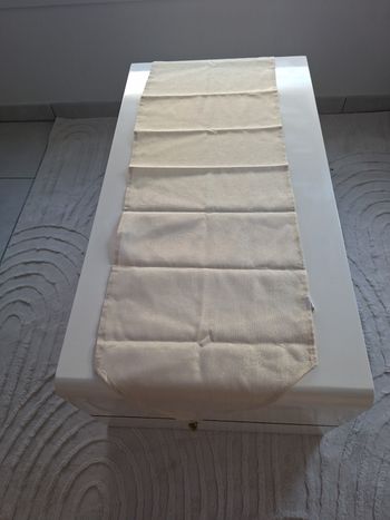 Chemin de table 40x140cm beige à fils métallisé doré avec pompons