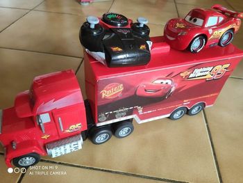 Camion transporteur Flash McQueen télécommandé