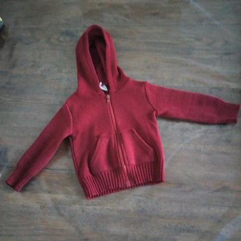 Gilet rouge à capuche