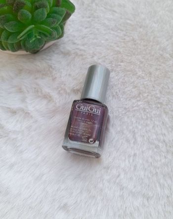 Vernis à ongles violet pailleté, Guigui