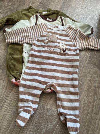 Lot de trois pyjamas, taille un mois