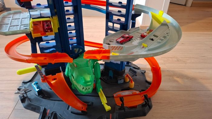 Ultime Garage Hotwheels Dinosaure excellent état. Remise en mains propres uniquement secteur Annecy - photo numéro 6