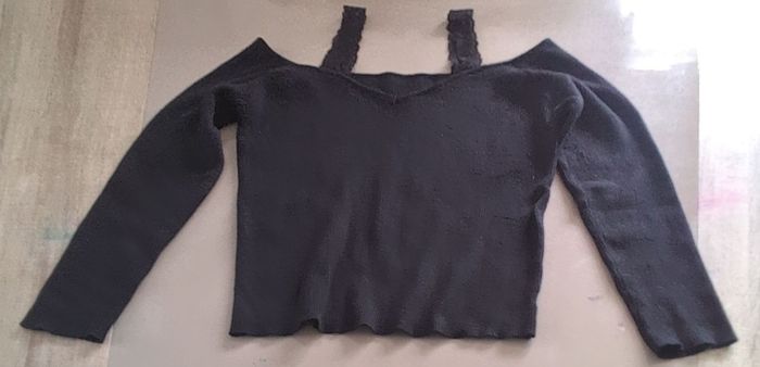 Haut noir femme taille S Manches longues Détails dentelle Encolure V Bon état Chic élégant - photo numéro 4