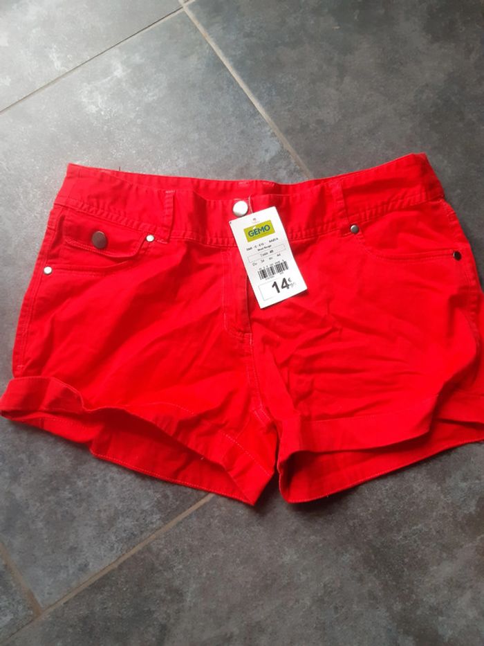 Short rouge neuf