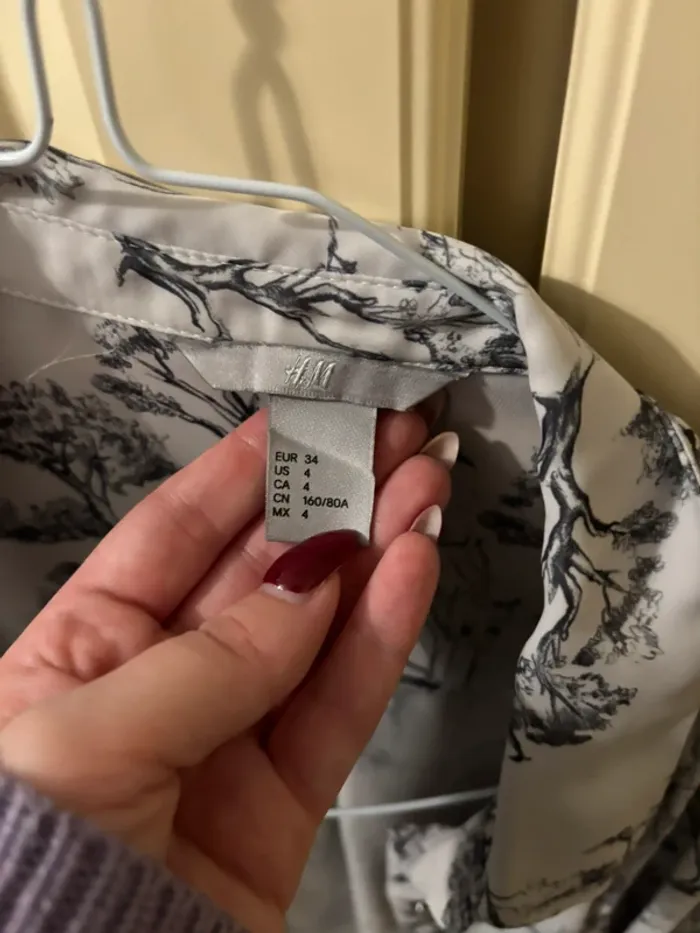 H&M white blouse with grey sketches - photo numéro 2