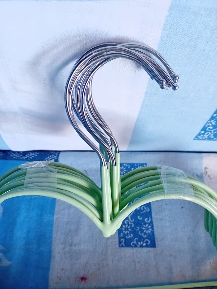 Lot 10 cintres neuf - photo numéro 2