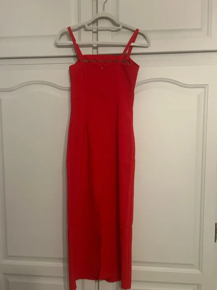Robe longue rouge avec fente à l’arrivée - photo numéro 4