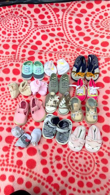 Lot de 15 chaussures, chaussons, chaussettes bébé