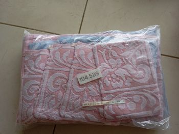 Lot de 12 articles 4 serviettes et  8 gants de toilette neuf