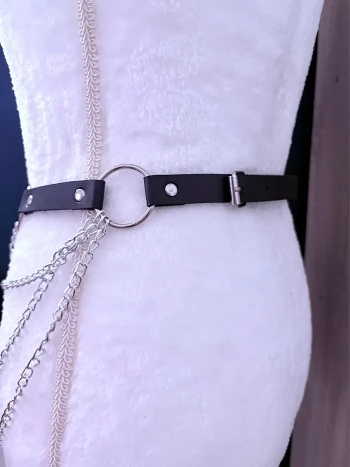 Ceinture ajustable effet cuir avec chaîne anneaux et bijoux Witch - photo numéro 4