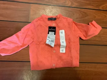 Gilet corail.