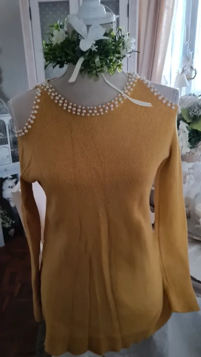 Joli pull moutarde épaules dénudées avec perles Taille 38/40 - photo numéro 2