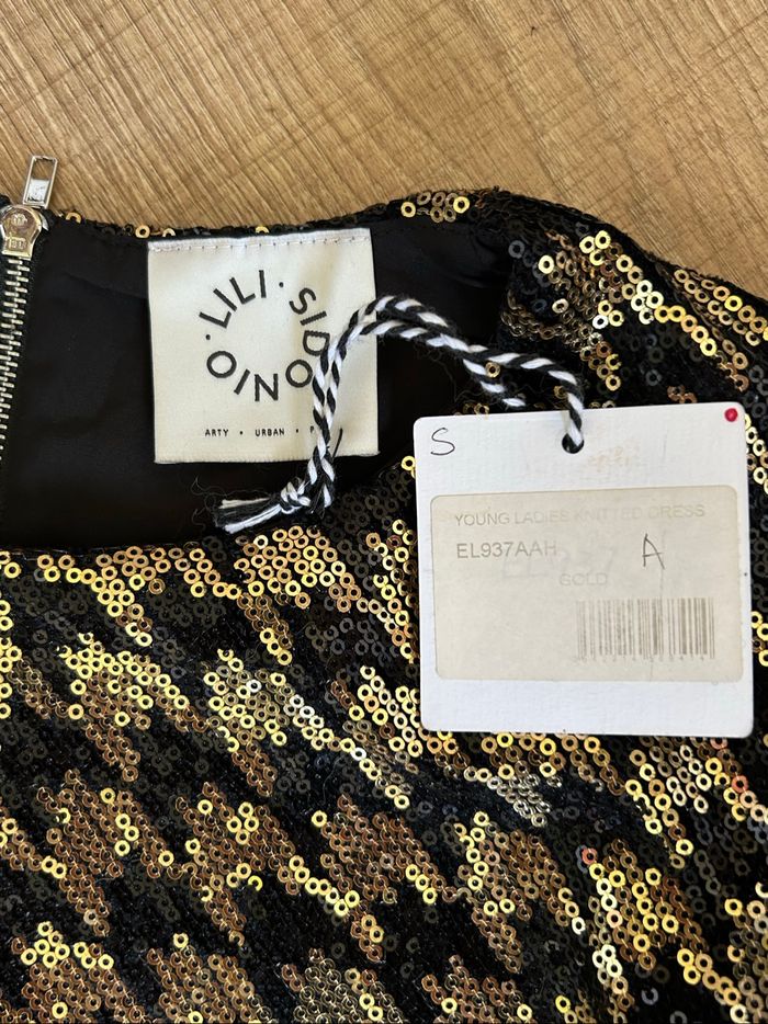 Robe noire et dorée neuve en sequins Molly Bracken taille S - photo numéro 10