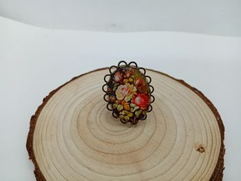 Bague réglable cabochon fleurs effet vintage