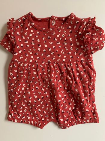 Combishort rouge fleurie Kiabi 3 mois tbe