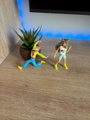 Deux figurines de Barbie kinder