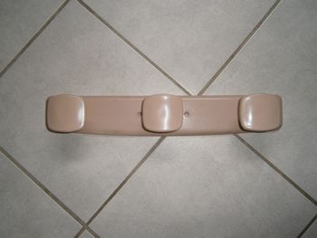 Porte-manteau en plastique beige