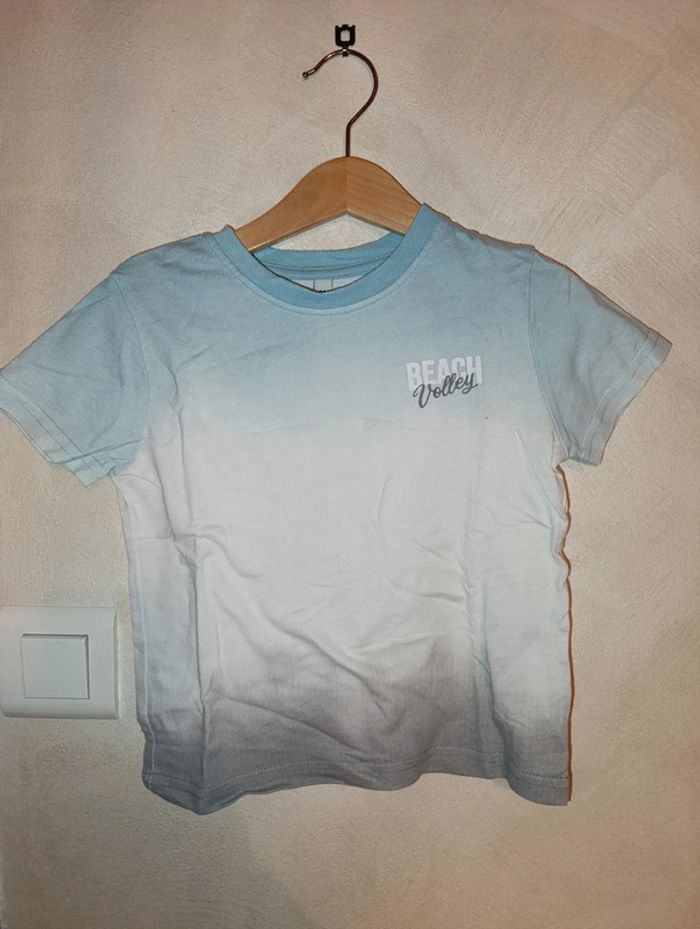 Tee shirt manches courtes taille 3/4 ans en très bon état
