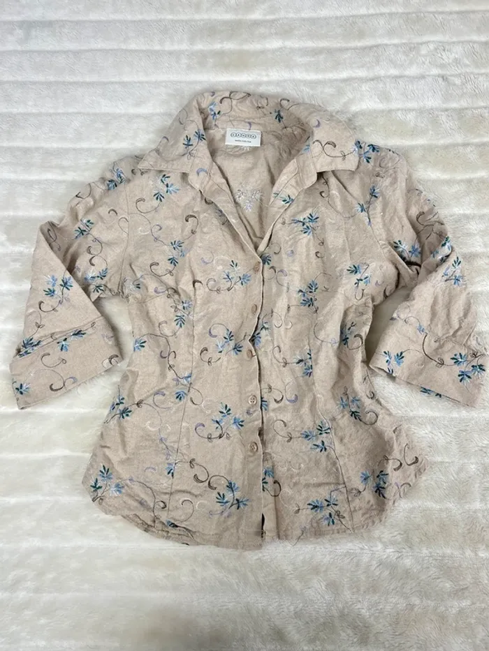 Chemise brodée bohème vintage en lin beige à fleurs bleues – taille 38 (M)