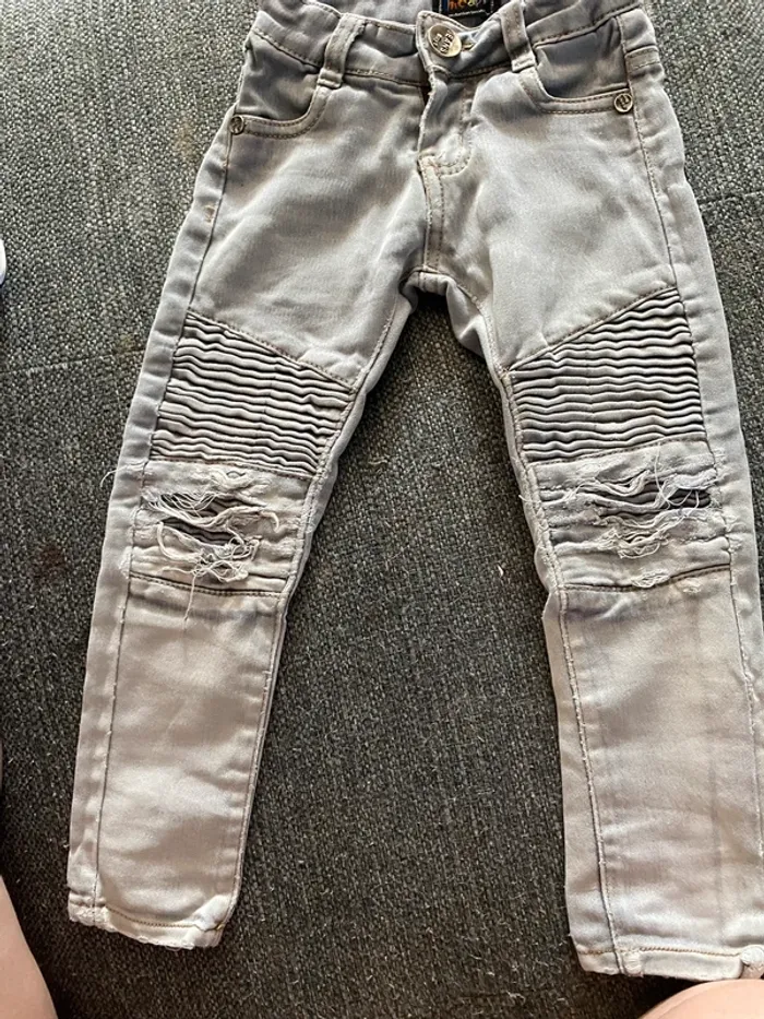 Pantalon destroyé
