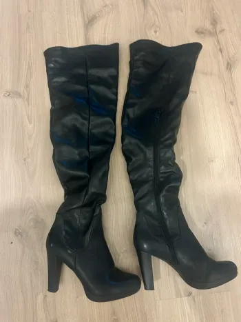 Bottes hautes noire à talons taille 38