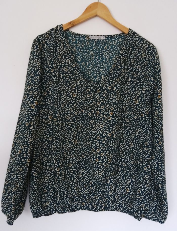 Blouse verte à motifs manches longues