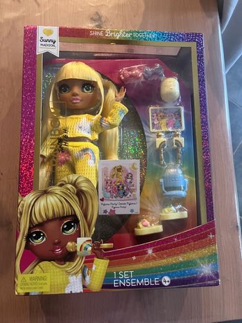 Rainbow High Junior High PJ Party Sunny