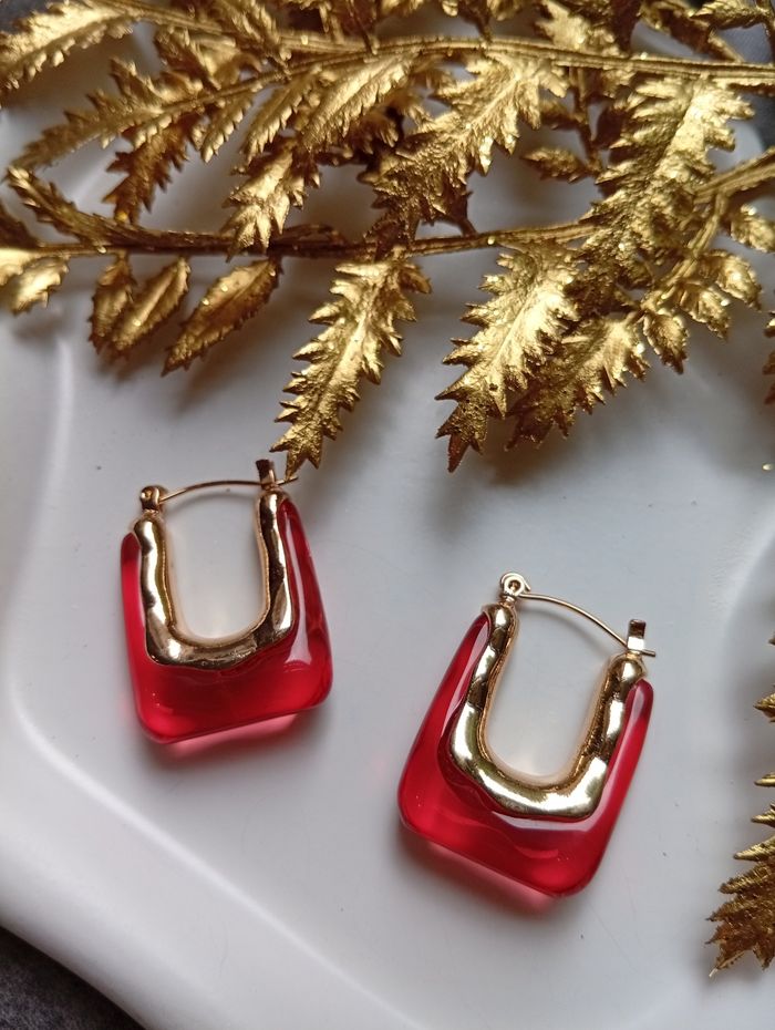 Boucles d'oreilles dorées en carré résine rouge - photo numéro 2