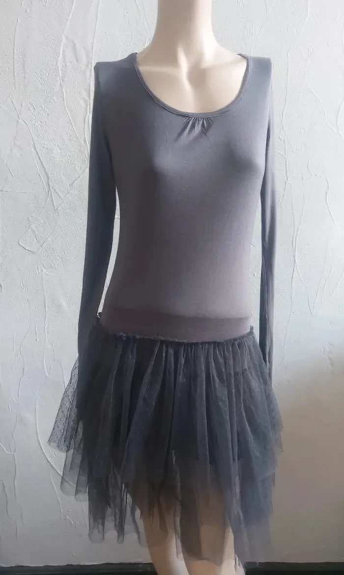 Robe grise avec jupe en tulle Taille M
