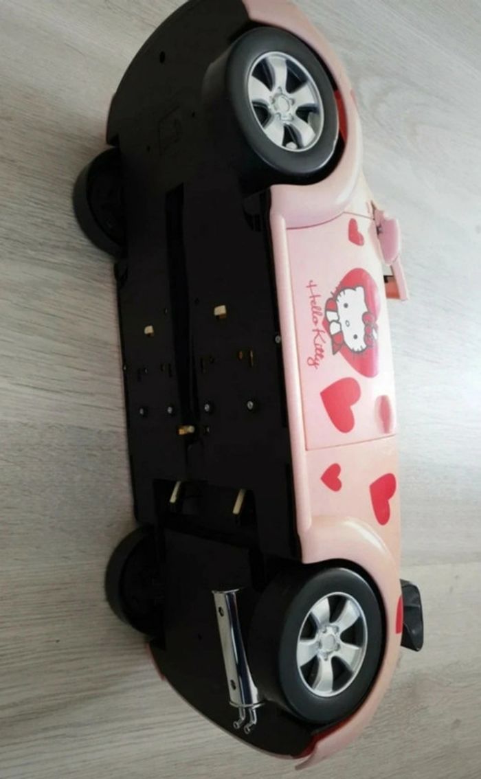 Steffi et sa voiture Hello Kitty - photo numéro 10