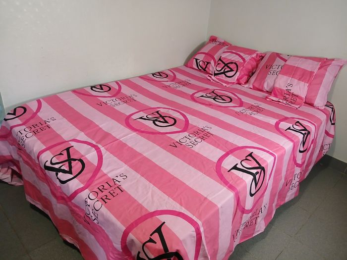 Drap de lit avec 4 taies d'oreiller - photo numéro 2