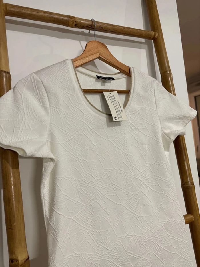 T shirt blanc avec broche abeille - photo numéro 8