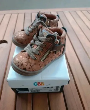 Chaussures camel étoiles GBB pointure 21