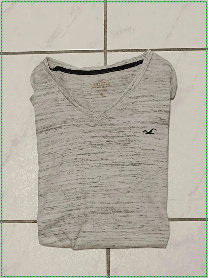 🌊 T-shirt Hollister col V - photo numéro 3