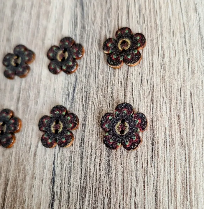 Lot de 8 boutons fleurs en bois - photo numéro 2