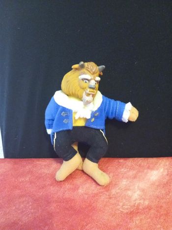 Peluche la bête avec tête en plastique