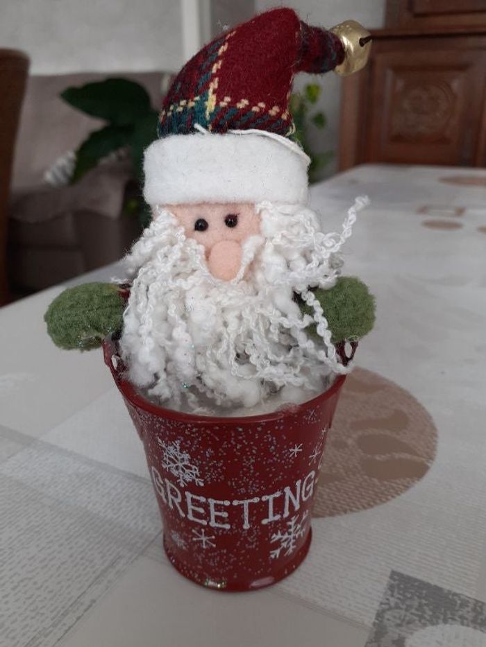 Décoration de Noël père Noël dans un sceau