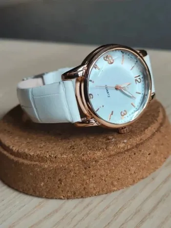 Montre blanche, doré, reliefs, style classique