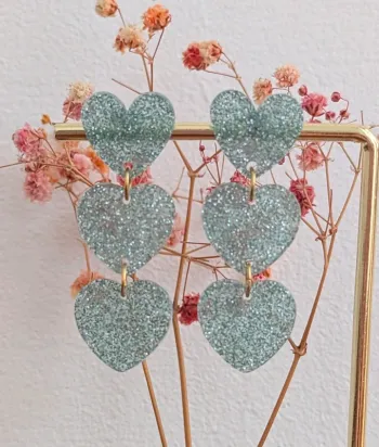 Boucles d'oreilles pendantes triple coeur bleu paillette