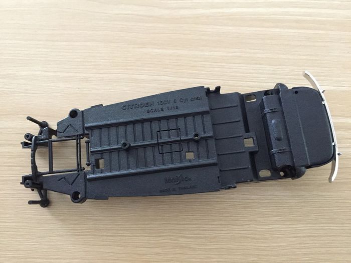 Châssis support pièce détachée miniature 1/18 Citroën 15cv traction 1952 Maisto #A40