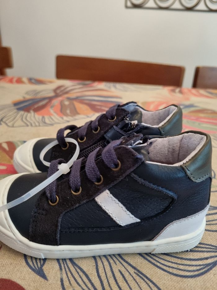 Baskets neuves cuir bleu marine taille 23