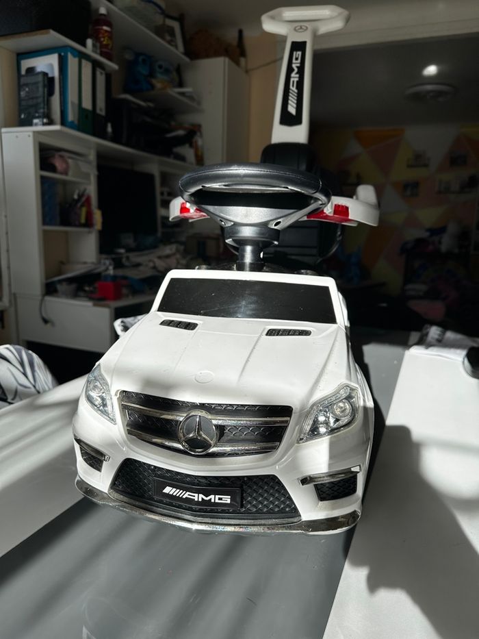 Voiture Mercedes blanche porteur et à pousser - photo numéro 5