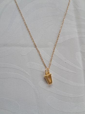 Collier lettre V