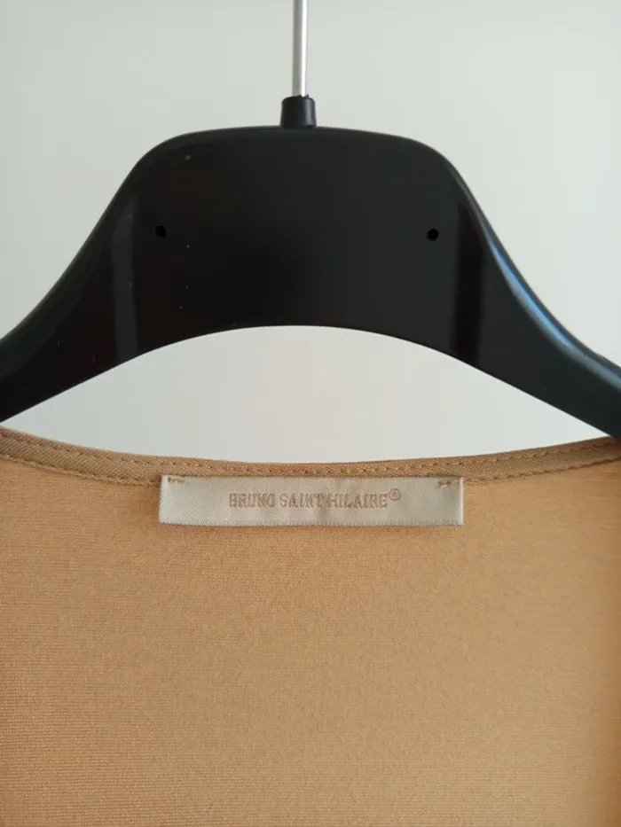 Top beige uni col V Bruno Saint Hilaire taille L - photo numéro 4