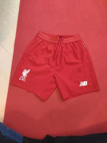 Short foot Liverpool New Balance Authentique Officiel taille enfant 8/10, proche du neuf