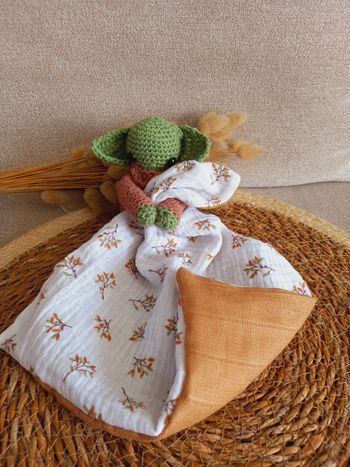 Doudou plat baby yoda star wars amigurumi au crochet