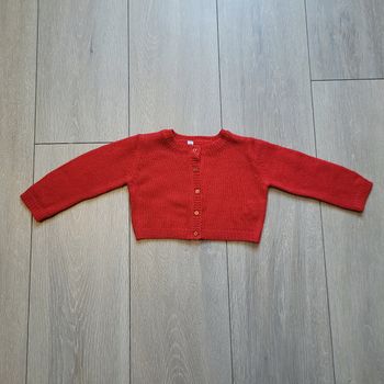 Gilet court blanc rayé rouge brillant. Fille 12 mois