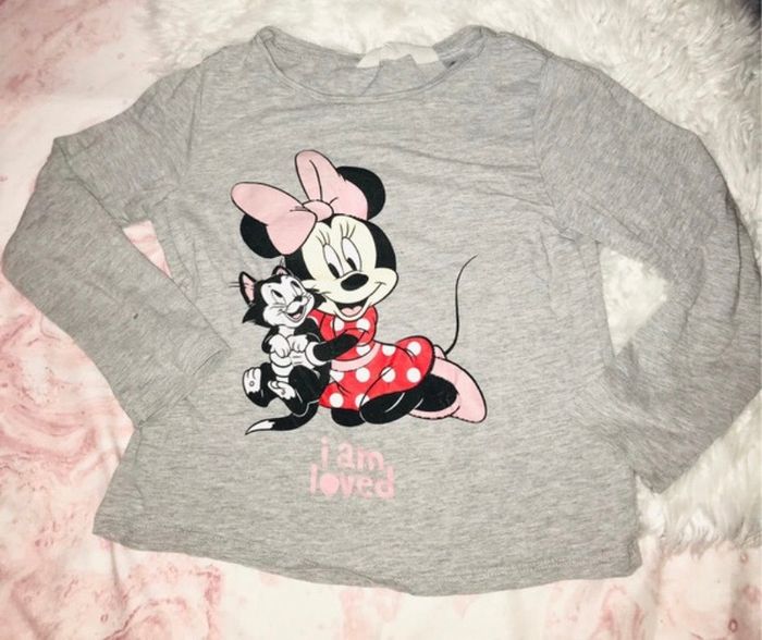 T-shirt manche longue couleur gris motif minnie marque Disney h&m bon état taille 4/6 ans - photo numéro 2